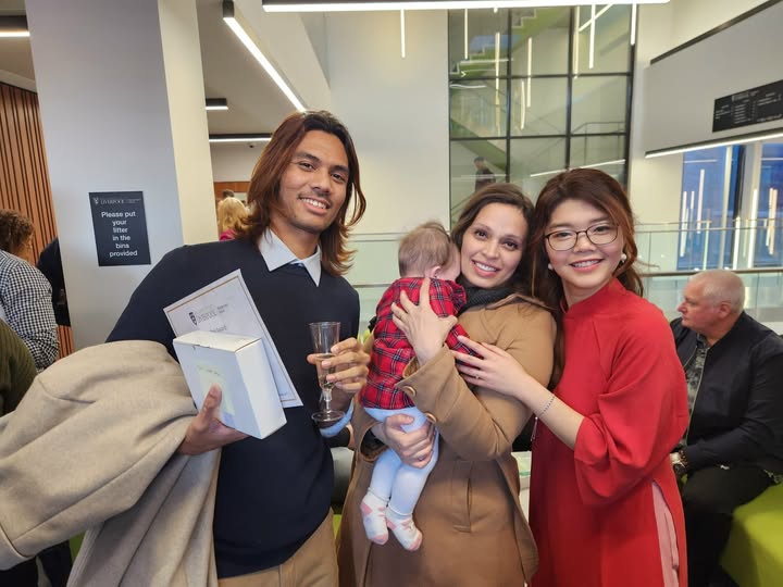 Đứng giữa ảnh là chị Tasneem, người Ai Cập, và con gái 6 tháng của chị. Đây là bọn mình trong lễ tra