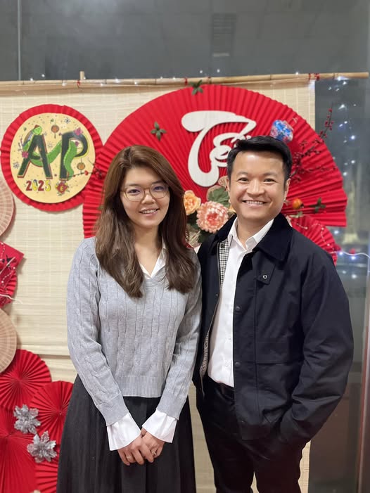 Khi đang phát triển vượt trội trong sự nghiệp, trở thành Giám đốc từ khi còn rất trẻ, đạt mức lương 